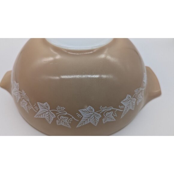 Vintage Pyrex Sandalwood 444 Cinderella Mixing Bowl Tan with White Ivy - Picture 6 of 16